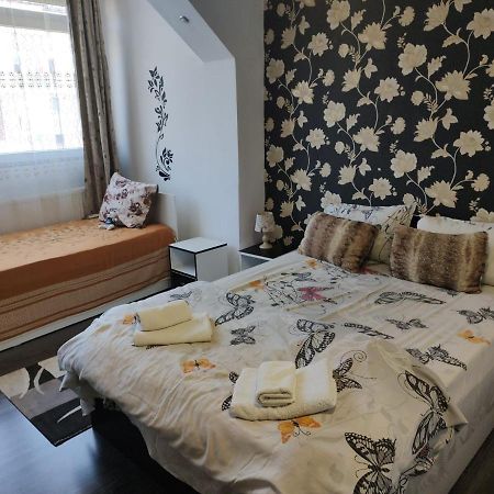 White Black Rooms Hunedoara Buitenkant foto