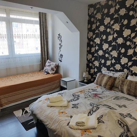 White Black Rooms Hunedoara Buitenkant foto