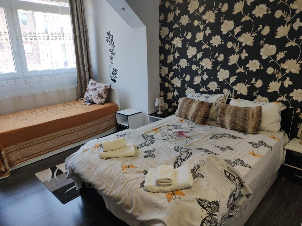 White Black Rooms Hunedoara Buitenkant foto