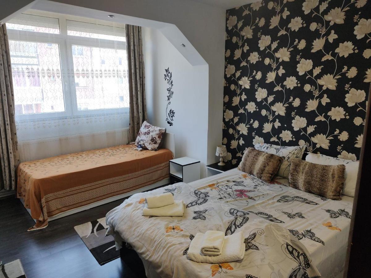 White Black Rooms Hunedoara Buitenkant foto