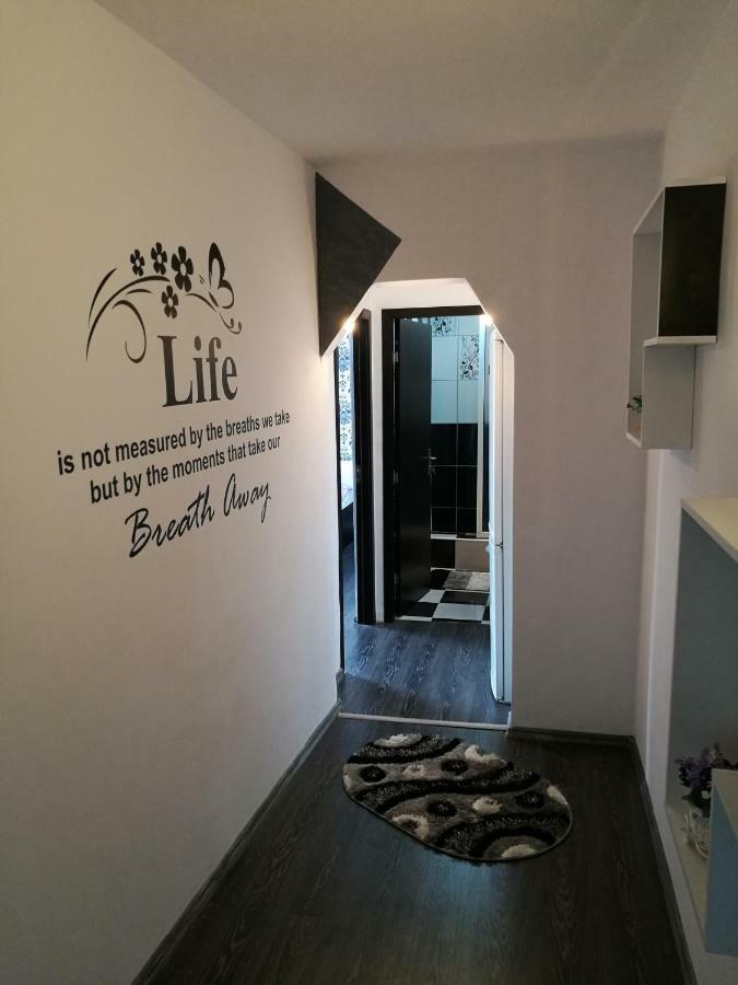 White Black Rooms Hunedoara Buitenkant foto
