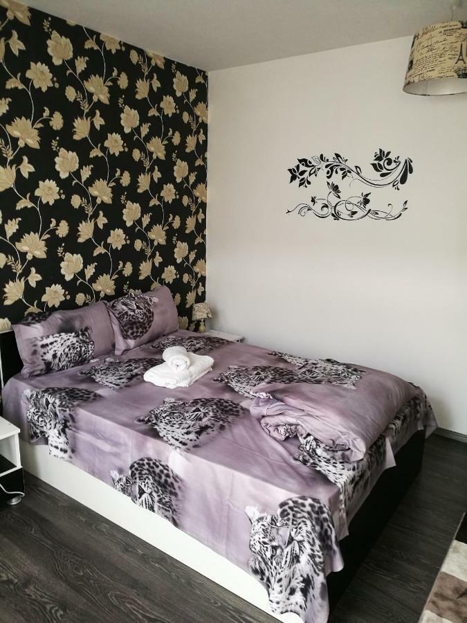 White Black Rooms Hunedoara Buitenkant foto